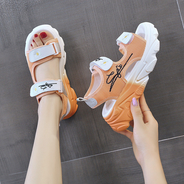 Női szandál durva talppal és foltokkal