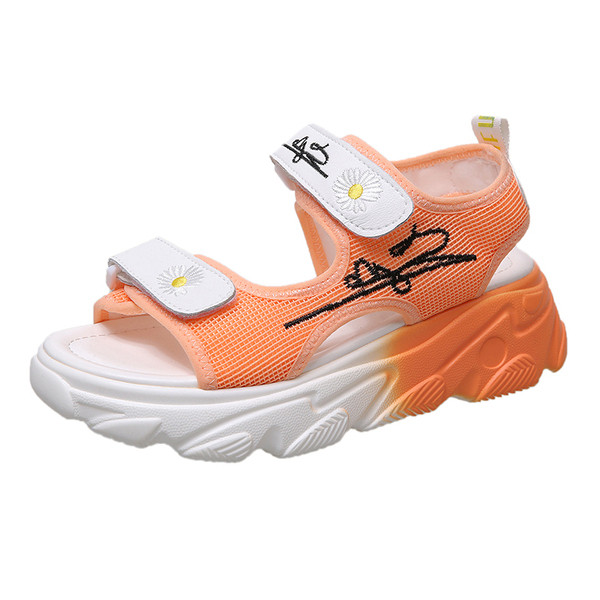 Női szandál durva talppal és foltokkal