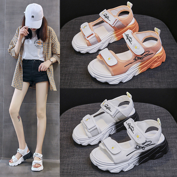 Női szandál durva talppal és foltokkal