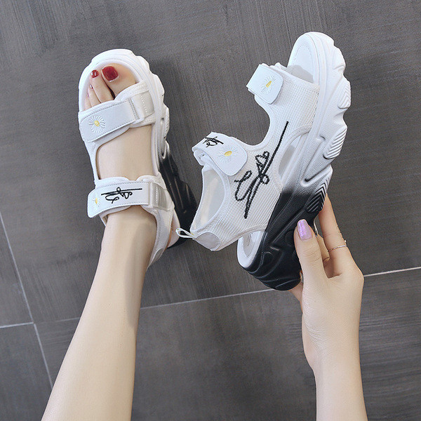 Női szandál durva talppal és foltokkal