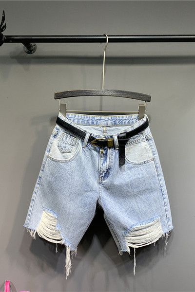 Új női farmer modell szakadt motívumokkal, kék övvel