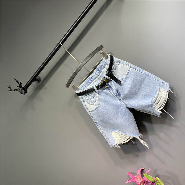 Új női farmer modell szakadt motívumokkal, kék övvel