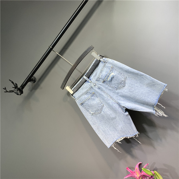 Új női farmer modell szakadt motívumokkal, kék övvel