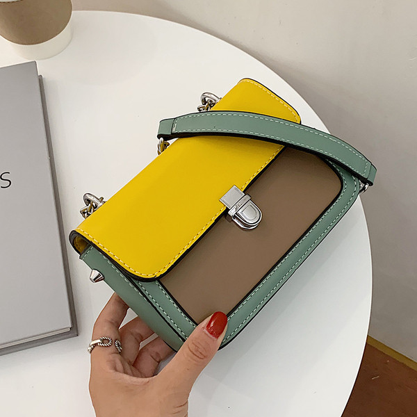 Bőr kézitáska hosszú fém fogantyúval