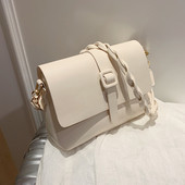 Fém rögzítéssel és műbőr fogantyúval ellátott női táska