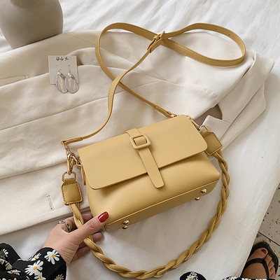 Fém rögzítéssel és műbőr fogantyúval ellátott női táska