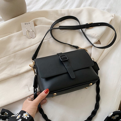 Fém rögzítéssel és műbőr fogantyúval ellátott női táska