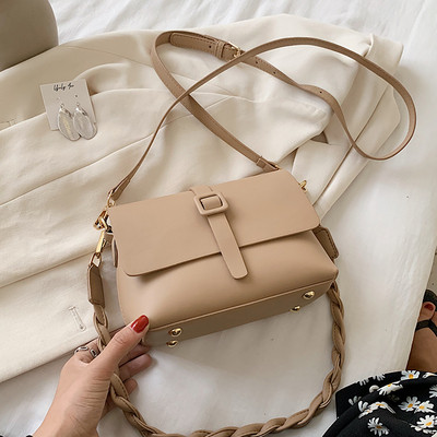 Fém rögzítéssel és műbőr fogantyúval ellátott női táska