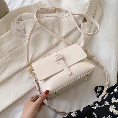 Fém rögzítéssel és műbőr fogantyúval ellátott női táska