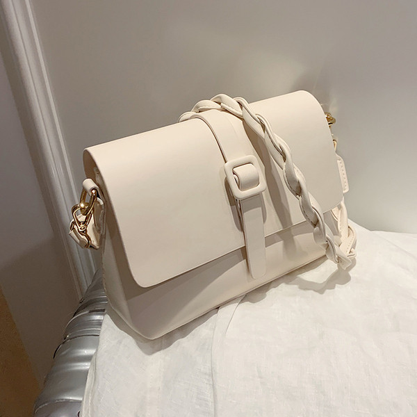 Fém rögzítéssel és műbőr fogantyúval ellátott női táska