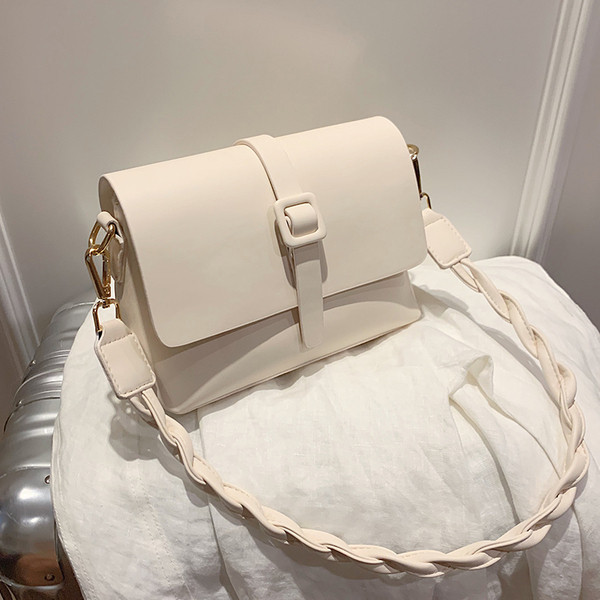 Fém rögzítéssel és műbőr fogantyúval ellátott női táska