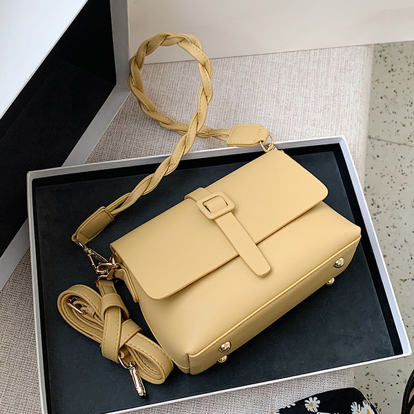 Fém rögzítéssel és műbőr fogantyúval ellátott női táska