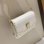 Modern női táska hosszú füllel és fűzőlyukakkal