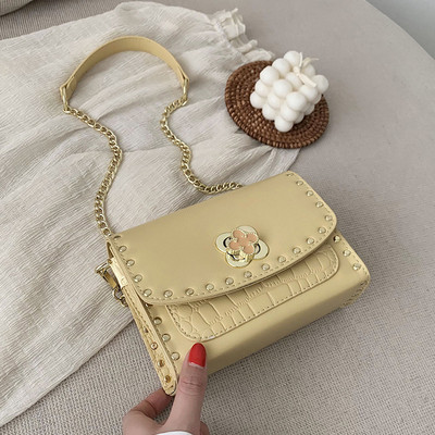 Modern női táska hosszú füllel és fűzőlyukakkal