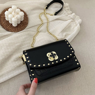 Modern női táska hosszú füllel és fűzőlyukakkal