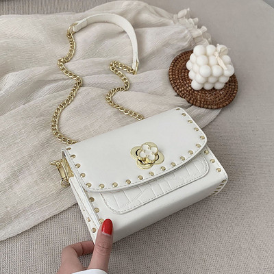 Modern női táska hosszú füllel és fűzőlyukakkal