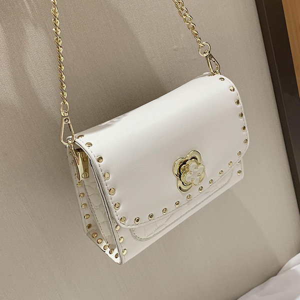 Modern női táska hosszú füllel és fűzőlyukakkal