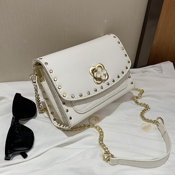 Modern női táska hosszú füllel és fűzőlyukakkal