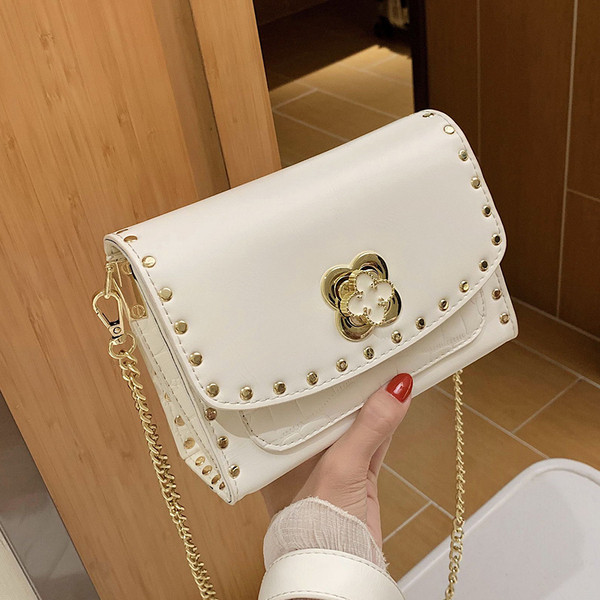 Modern női táska hosszú füllel és fűzőlyukakkal