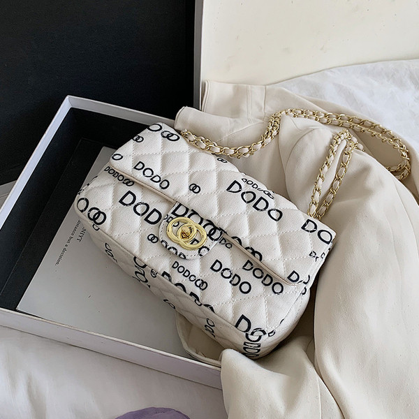 Modern női táska fém díszítéssel