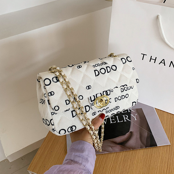 Modern női táska fém díszítéssel