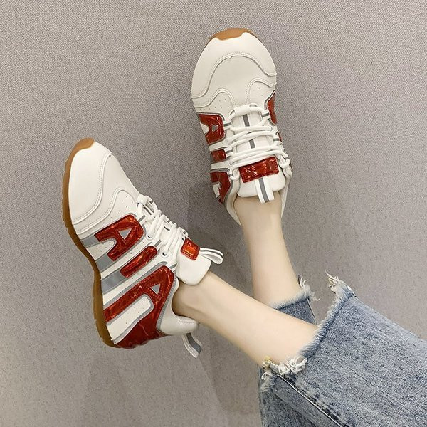 Moodsad läikiva efektiga ja paeltega naiste tossud