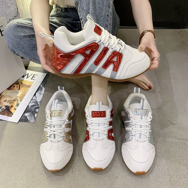 Moodsad läikiva efektiga ja paeltega naiste tossud