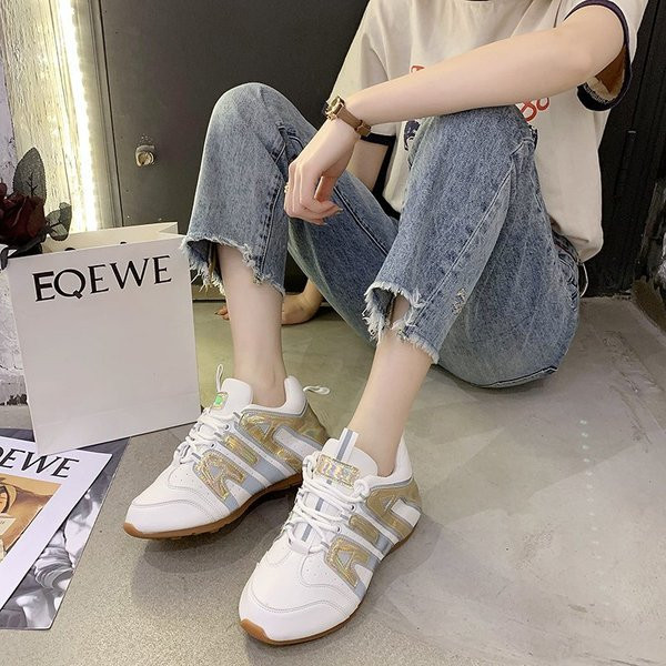 Moodsad läikiva efektiga ja paeltega naiste tossud