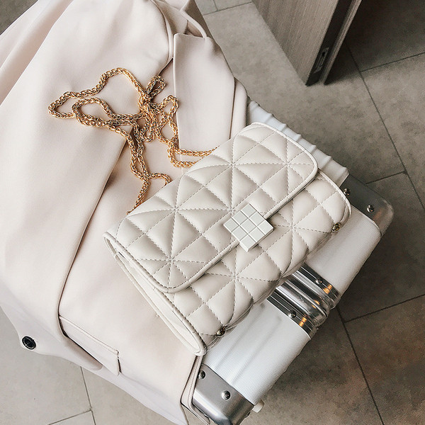 Eko bőrből készült női táska fém rögzítéssel