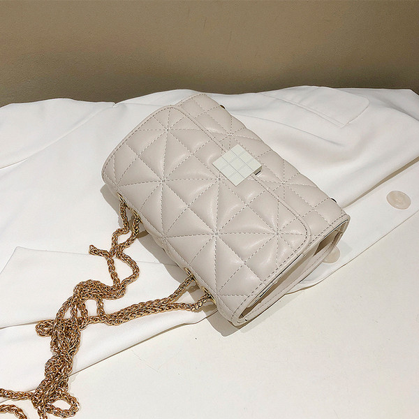 Eko bőrből készült női táska fém rögzítéssel