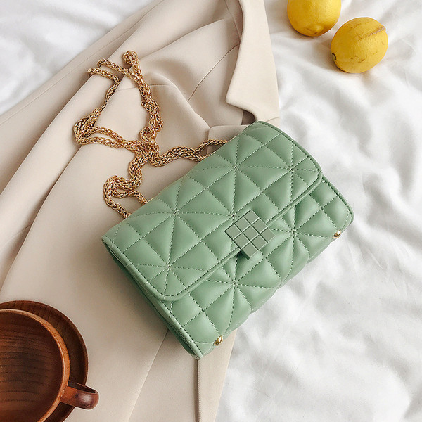 Eko bőrből készült női táska fém rögzítéssel