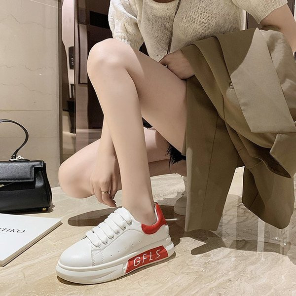 Női alkalmi tornacipő lapos talppal, felirattal három színben