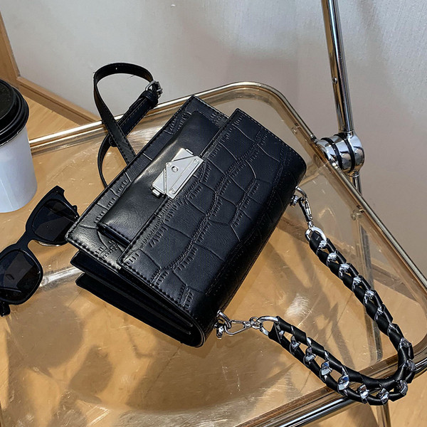 Naiste ökonahast pikkade ja lühikeste sangadega metallist kinnitusega kott