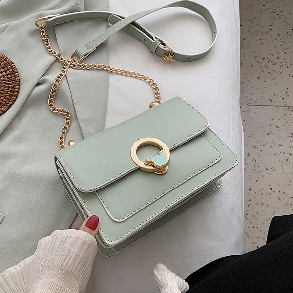 Elegantna ženska torba s dugom ručkom i metalnim ukrasom