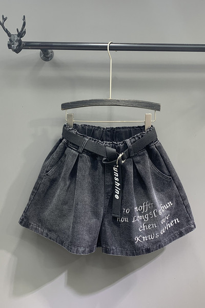 Női rövid farmer rátéttel és övig terjedő modellel