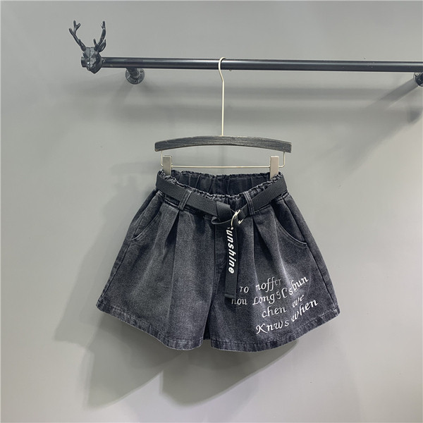 Női rövid farmer rátéttel és övig terjedő modellel