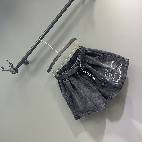 Női rövid farmer rátéttel és övig terjedő modellel