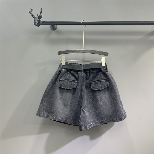 Női rövid farmer rátéttel és övig terjedő modellel