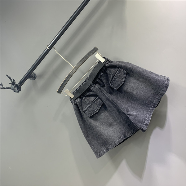 Női rövid farmer rátéttel és övig terjedő modellel