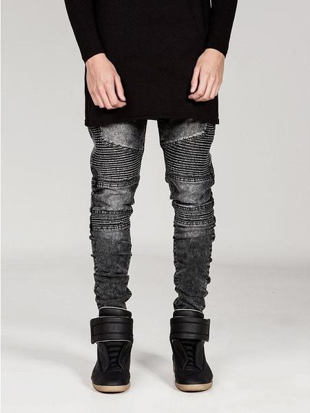 Férfi modern farmerhez illeszkedő modell