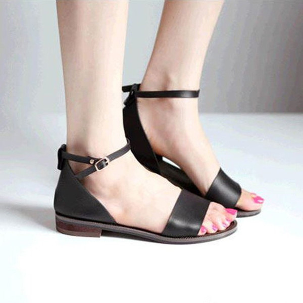 Lapos talpú, fényes hatású női szandál