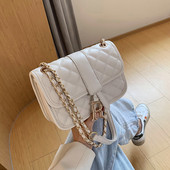 Eko bőrből készült női táska hosszú füllel, fém díszítéssel