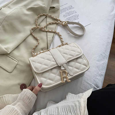 Eko bőrből készült női táska hosszú füllel, fém díszítéssel