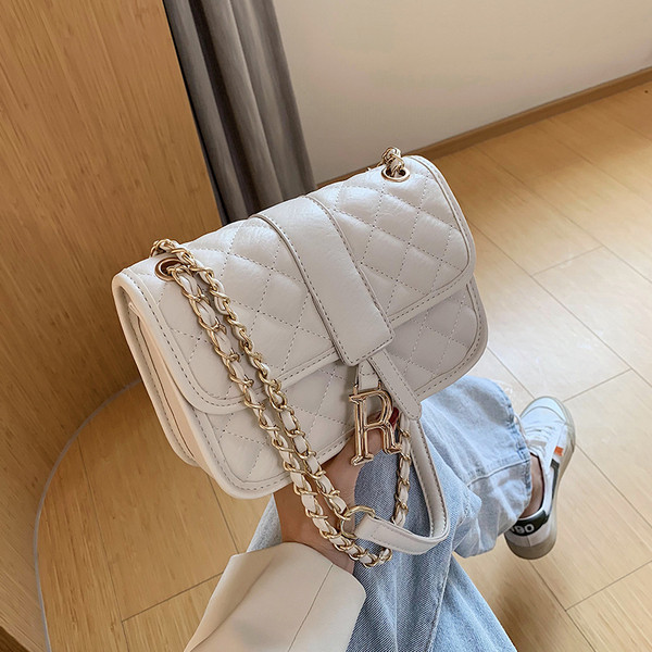 Eko bőrből készült női táska hosszú füllel, fém díszítéssel