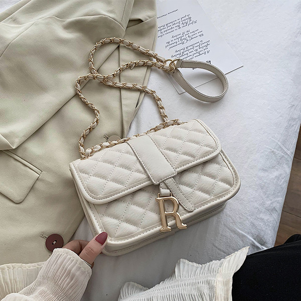 Eko bőrből készült női táska hosszú füllel, fém díszítéssel