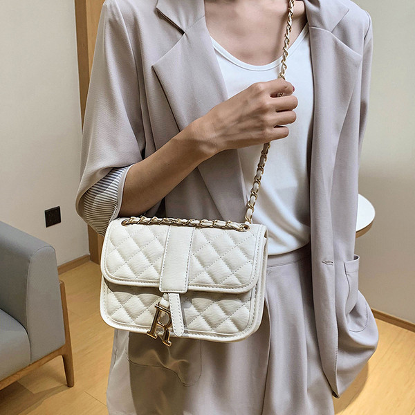 Eko bőrből készült női táska hosszú füllel, fém díszítéssel