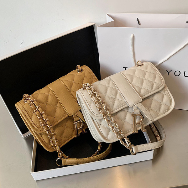 Eko bőrből készült női táska hosszú füllel, fém díszítéssel