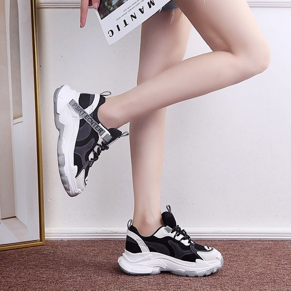 Csipkés, lapos talpú női tornacipő több színben