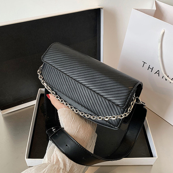 Modern női táska eco bőrből és hosszú füllel