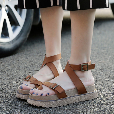 Női alkalmi szandál lapos platformon